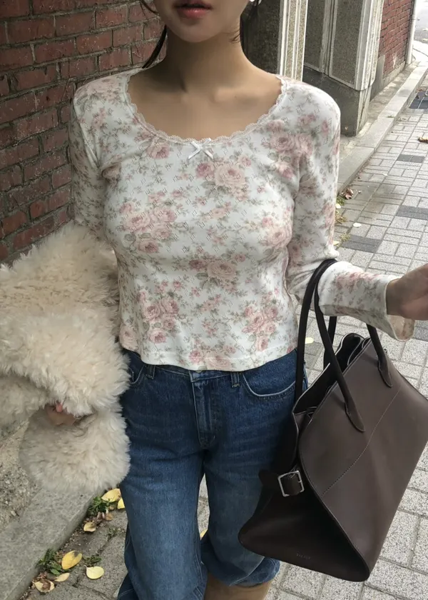 甜美花卉長袖上衣，柔軟舒適，完美搭配牛仔褲