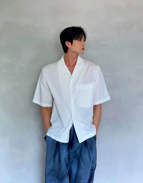 Fresh and Minimalist White Short-Sleeve Shirt Perfect for Summer Outfits
