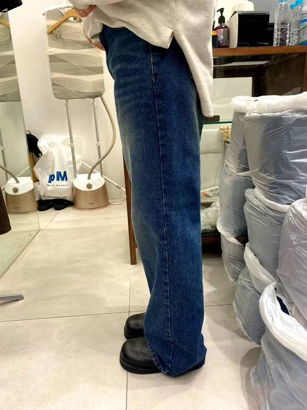 Stylish Loose-Fit Jeans, Comfortable and Versatile for a Casual Look