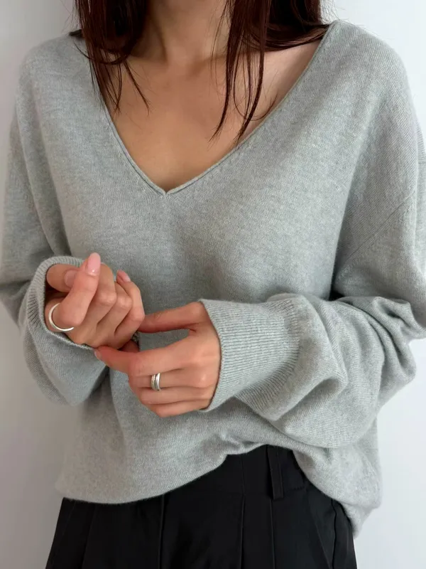 Stylish and Minimalist V-Neck Sweater, Comfortable and Versatile