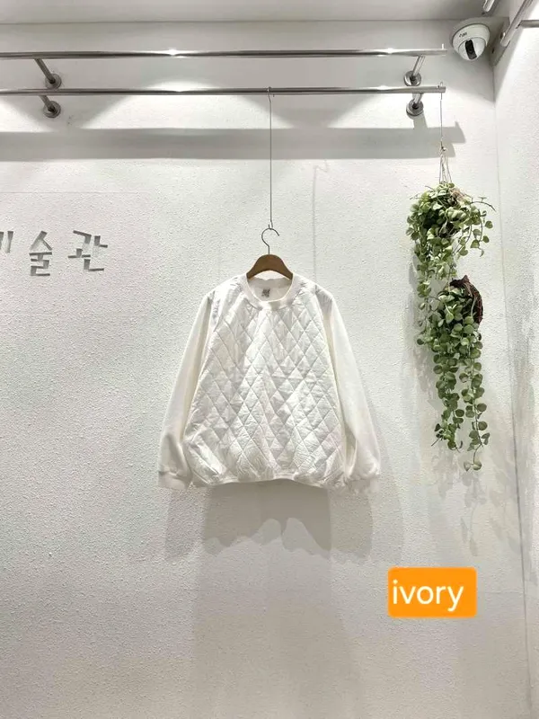 Stylish and Minimalist Women's Top - Elegant and Comfortable Casual Wear