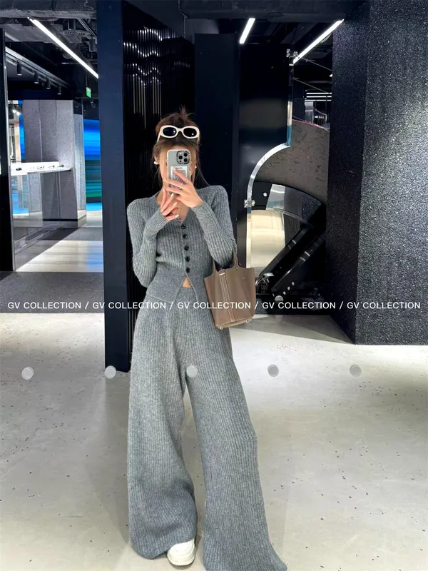 Stylish Knitted Women's Outfit Set for a Comfortable Casual Look