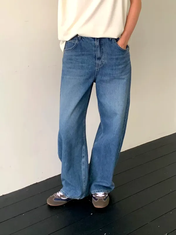 Stylish Loose Fit Jeans - Comfortable and Versatile