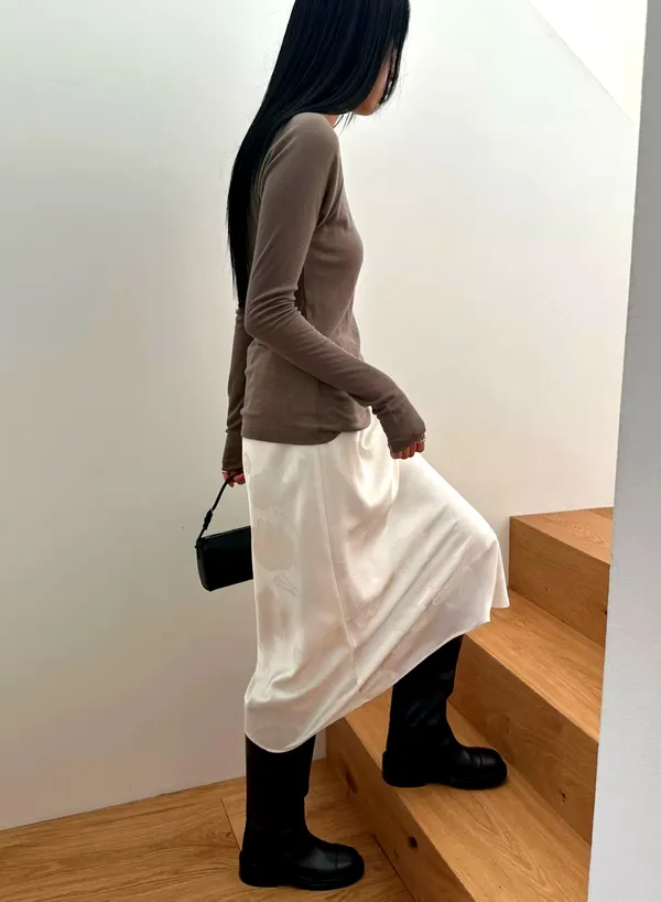 เสื้อยืดแขนยาวสไตล์มินิมอล สวมใส่สบายและเข้ากันได้ทุกชุด