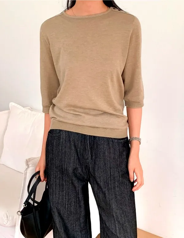 Stylish Minimalist Women's Top - Comfortable and Breathable for Everyday Wear