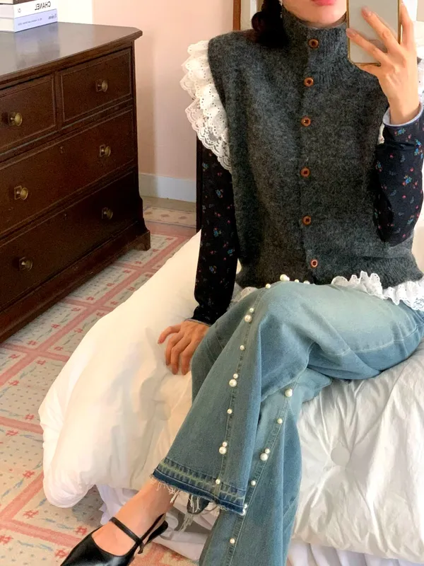 Stylish Women's Vest with Elegant Lace Decoration
