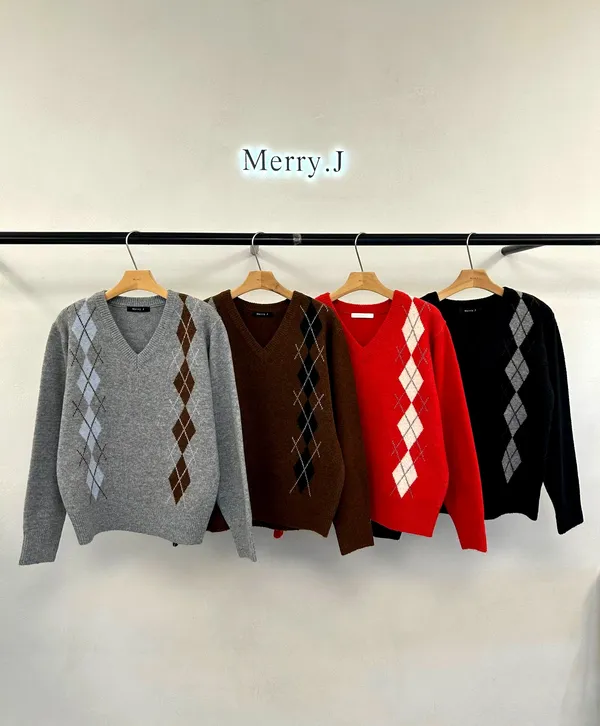 Classic Plaid V-Neck Sweater - Fashionable and Versatile