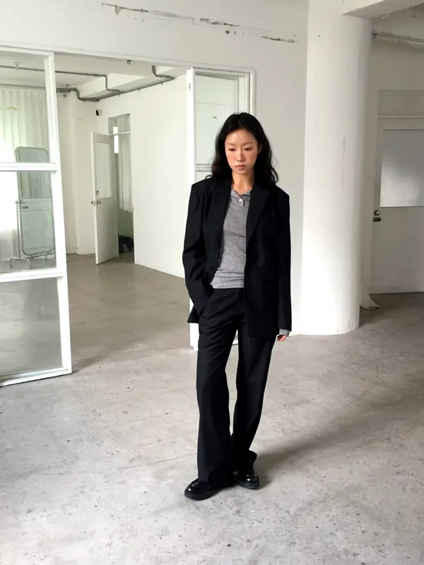Chic and Minimalist Women's Blazer - A Must-Have for Elegance