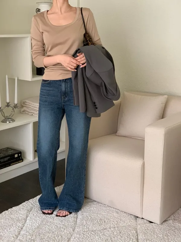 Fashionable loose women's denim pants, comfortable and versatile.