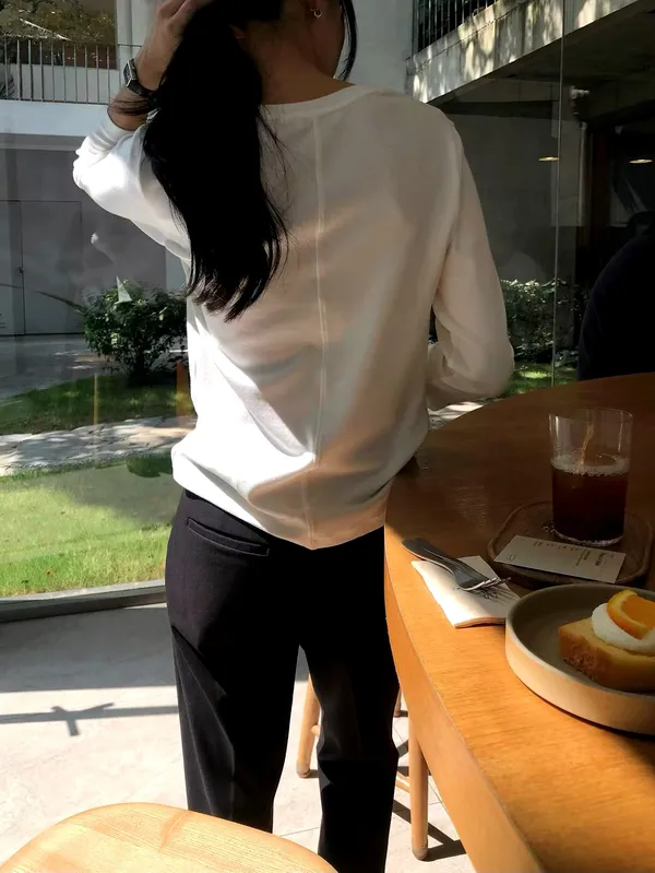 Stylish and Minimalist Women's Top, Comfortable and Breathable, Perfect for Pants