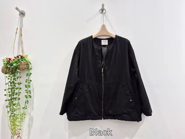 แจ็คเก็ตผู้หญิงสีดำสไตล์ทันสมัย น้ำหนักเบาและสบาย เหมาะสำหรับการจับคู่
