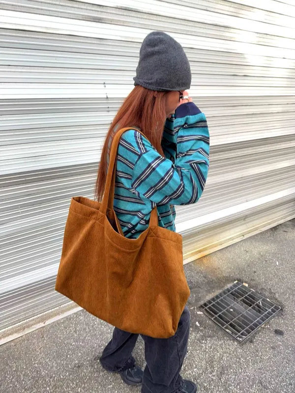 Fashion casual women's bag, spacious design, suitable for daily outings.