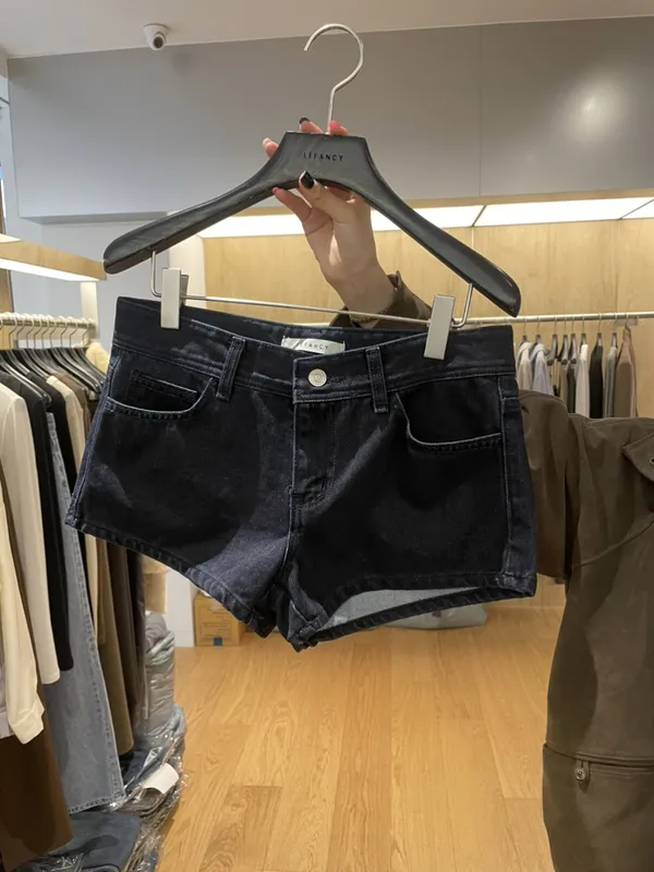 ファッショナブルなハイウエストデニムショートパンツ、カジュアルスタイルにぴったり