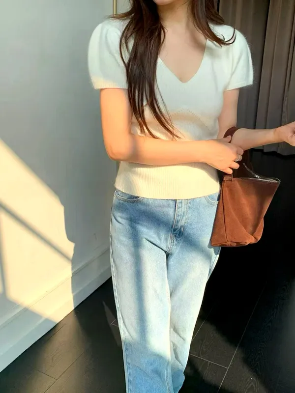 Elegant V-Neck Short Sleeve Knit Top, Soft and Comfortable, Perfect with Jeans