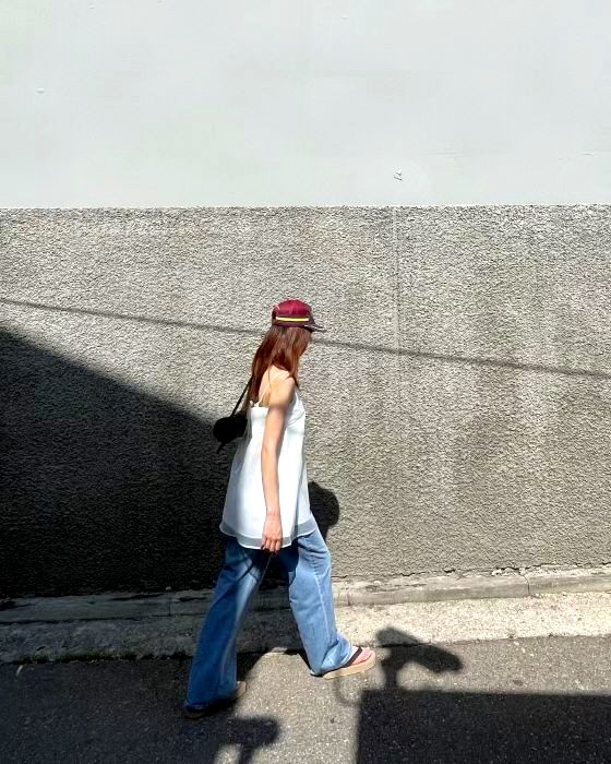 스타일리시하고 미니멀한 여성 탑, 편안하고 통기성이 좋으며, 청바지와 완벽하게 어울립니다