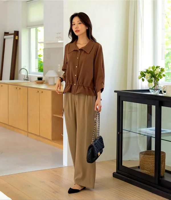Stylish Casual Women's Top with Elegant Brown Design