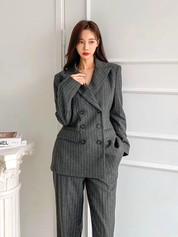 Stylish Striped Women's Jacket - Unveil Your Elegant Charm with Our New Arrival