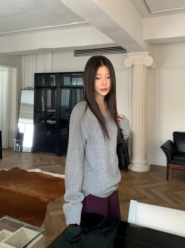 Stylish Gray V-Neck Knit Sweater - Comfortable and Versatile