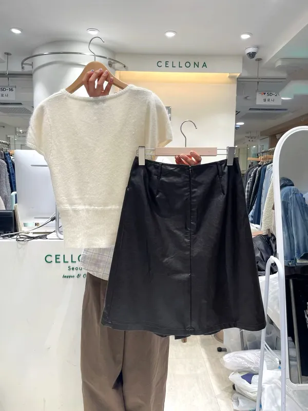 Stylish Black Mini Skirt to Showcase Your Elegant Charm